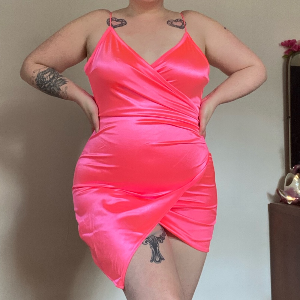 Neon pink strappy mini dress perfect for Halloween or a tropical vaca!🤩